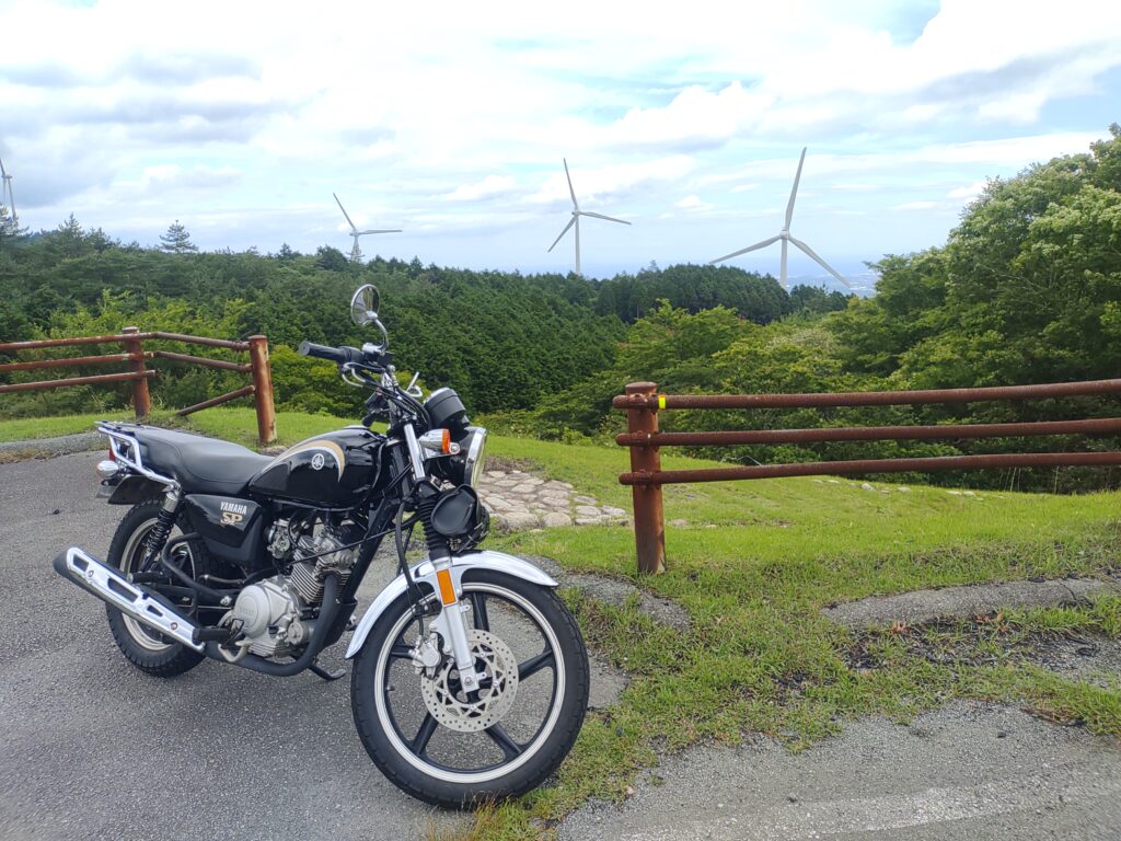 巨大風車とYB125SP