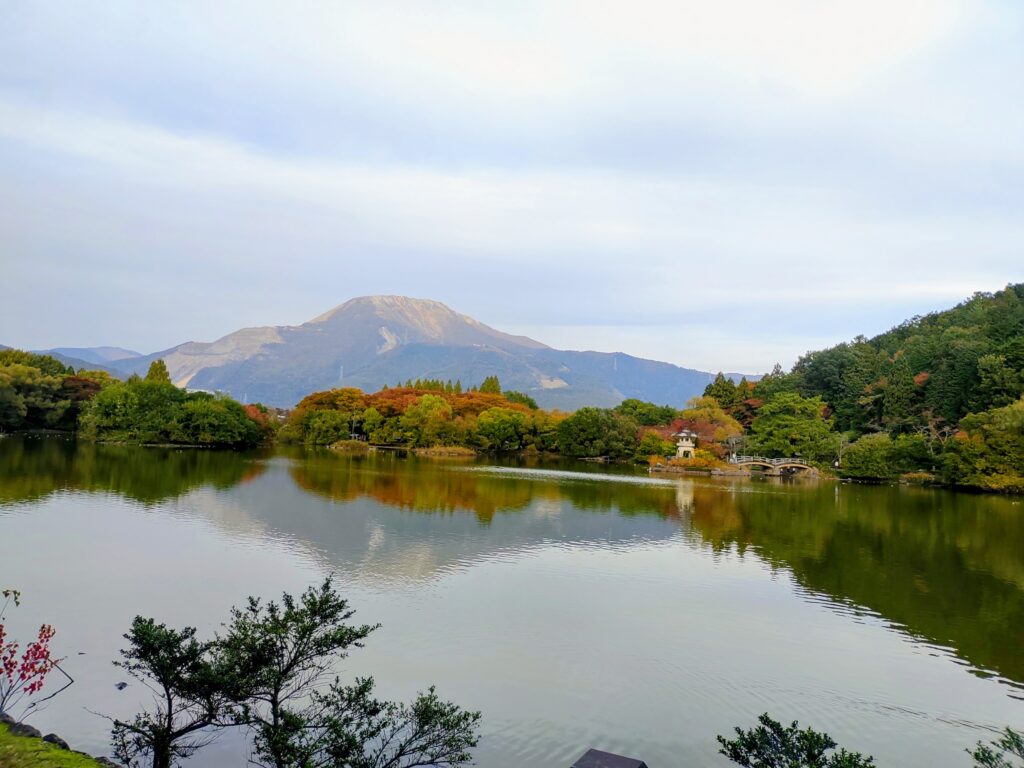 三島池に映る逆さ伊吹