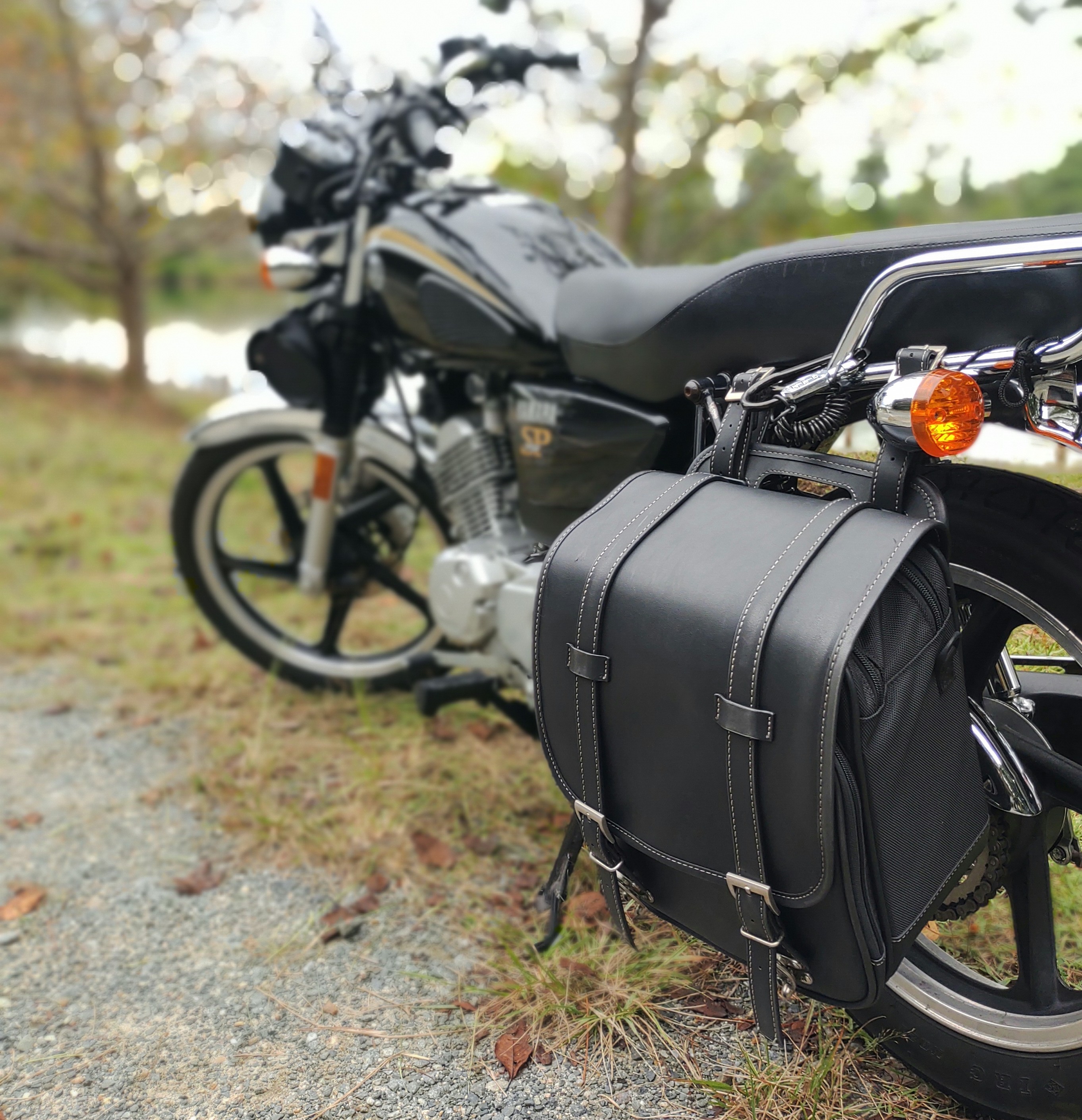 バイクに片側サイドバッグなら、ヘンリービギンズのタンデム対応モデル 