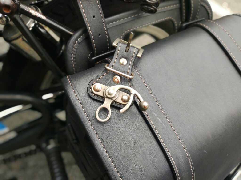 サイドバッグ開閉用金具