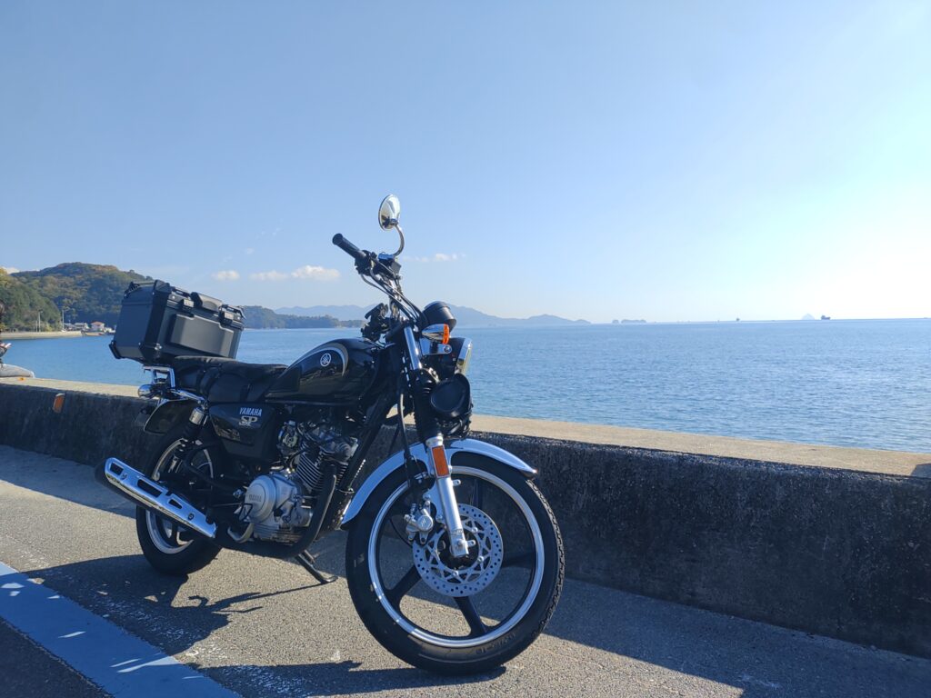 立花海岸に佇むYB125SP